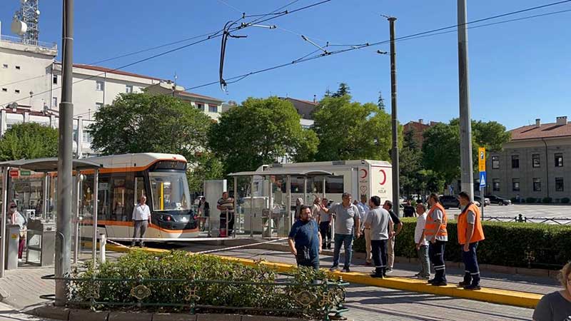 Elektrik akımının kesilmesinden dolayı yolda kalan tramvaya yetkililer müdahale etti. 