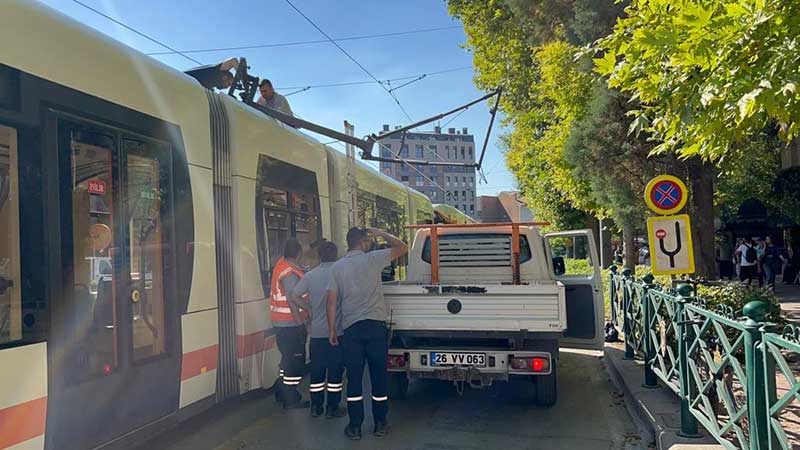 Ekiplerin çalışmaları ile tellerde asılı kalan parça alınırken, tramvayın üzerinde devrilen pantograf söküldü.