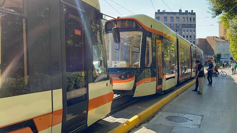 Belediye tramvay durağının yakınında saat 16.19 gibi arıza yapan tramvaydan dolayı araç trafiği ve şehir içi ulaşımda yaklaşık 1 saat süreyle aksama yaşandı.