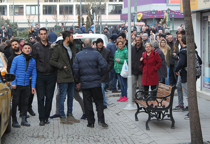 Eskişehir'de 16 yaşındaki kız çocuğuna tramvayda taciz girişiminde bulunduğu iddia edilen şahıs, vatandaşlar tarafından linç edilmek istendi.