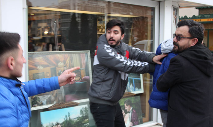 Eskişehir'de 16 yaşındaki kız çocuğuna tramvayda taciz girişiminde bulunduğu iddia edilen şahıs, vatandaşlar tarafından linç edilmek istendi.