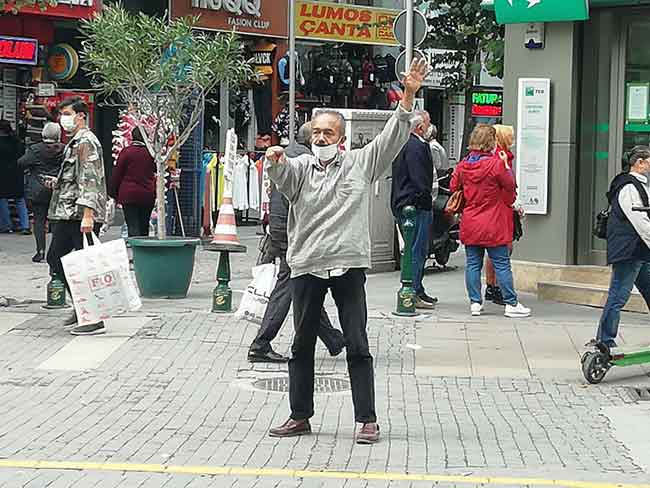 Olay, Arifiye mahallesi 2 Eylül caddesi üzerinde bulunan Çarşı tramvay durağının önünde öğlen saatlerinde yaşandı.