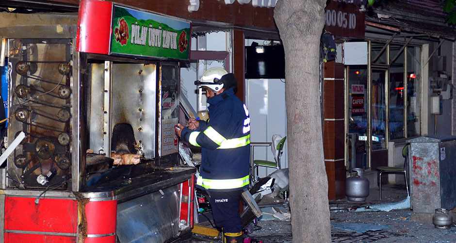 Eskişehir'de kızarmış piliç satan bir dükkanda tüp patladı, 2 kişi yaralandı.