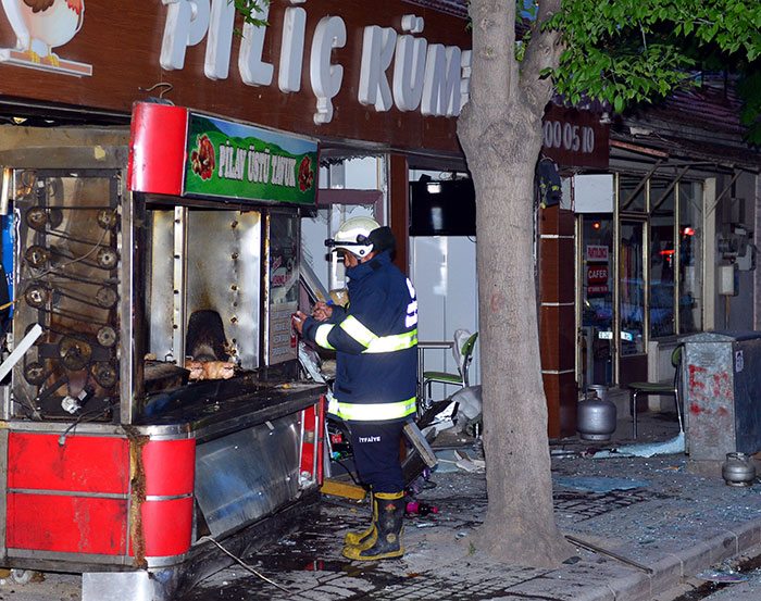 Eskişehir'de kızarmış piliç satan bir dükkanda tüp patladı, 2 kişi yaralandı.