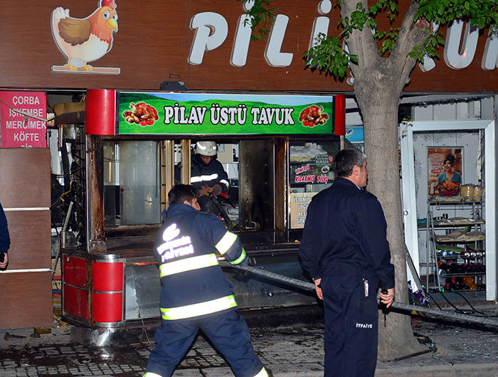 Eskişehir'de kızarmış piliç satan bir dükkanda tüp patladı, 2 kişi yaralandı.