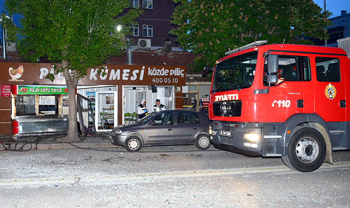 Eskişehir'de kızarmış piliç satan bir dükkanda tüp patladı, 2 kişi yaralandı.