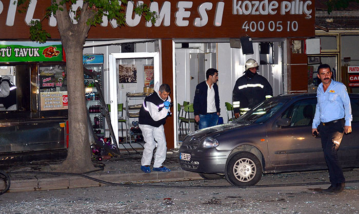 Eskişehir'de kızarmış piliç satan bir dükkanda tüp patladı, 2 kişi yaralandı.