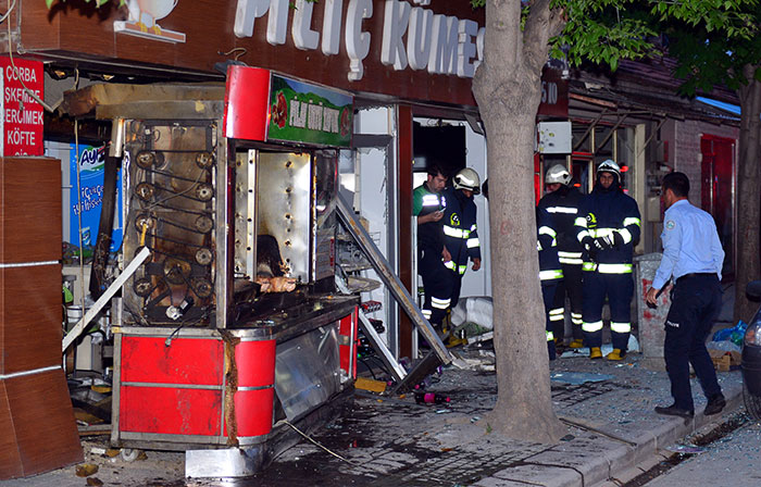 Eskişehir'de kızarmış piliç satan bir dükkanda tüp patladı, 2 kişi yaralandı.