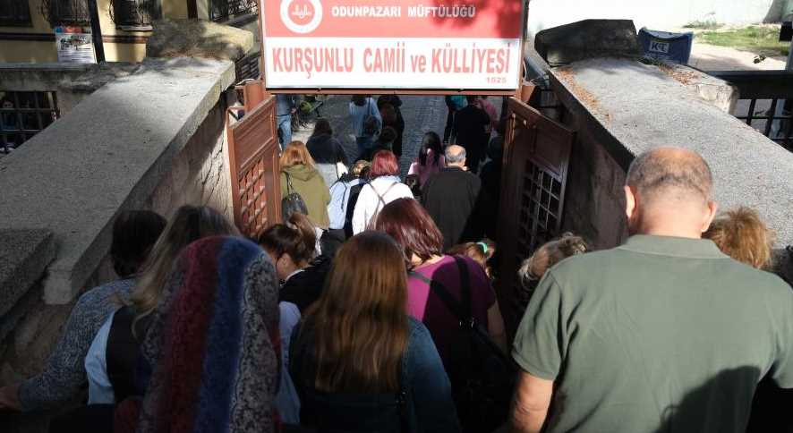 Havaların zaman zaman soğuk olmasıyla son sıcak günlerin yaşandığını farkeden yerli ve yabancı turistler, Odunpazarı Evleri’ne akın ettiler. Bölgeyi ziyaret eden turistler, Osmanlı’nın mimarı ve tarihi yapısını inceleme fırsatı yakalarken aynı zamanda da bolca fotoğraf çektirerek anı biriktirdiler. 