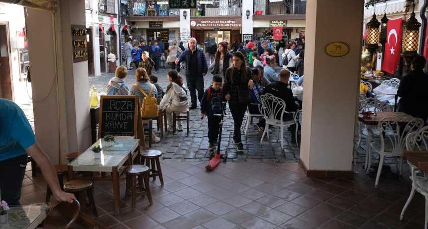 Kafileler halinde gezen turistler, Odunpazarı Evleri’nden ayrılırken birçok hediyelik eşya almayı da ihmal etmediler.