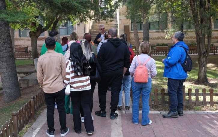 Eskişehir’de bulunan tarihi Odunpazarı Evleri, yılın son sıcak günlerinde turistlerin ilgi odağı oldu.