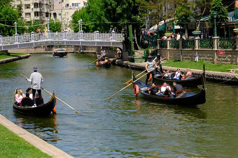 Bunu turizm hareketliliğinden de görüyoruz. Turizm sezonunun başladığı bu dönemde tekrar çağrımı yineliyor, herkesi Eskişehir’i görmeye davet ediyorum. Parklarımız, müzelerimiz, bot ve gondollarımızla sizleri Eskişehir’e bekliyoruz” diye konuştu.