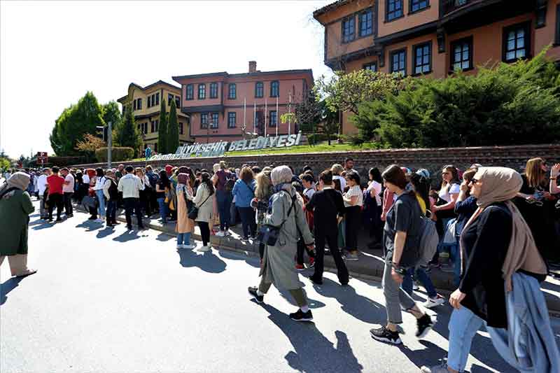 Turizm sezonunun başlamasıyla birlikte Eskişehir hafta sonunda turist akınına uğrayan Eskişehir’de yoğunluk hafta içi de devam ediyor. Eskişehir Büyükşehir Belediyesi’nin turistik merkezleri on binlerce misafir ağırlarken, Başkan Büyükerşen şehir turizmine dikkat çekerek, “Herkesi Eskişehir’e davet ediyorum” dedi.