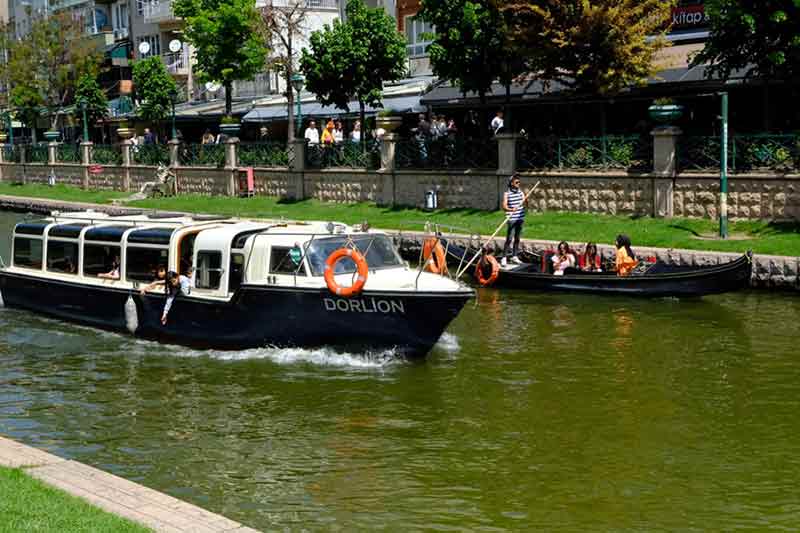 Odunpazarı Bölgesi müzeler başta olmak üzere Sazova Bilim Kültür ve Sanat Parkı, Kentpark ve Porsuk Çayı, gondol ve botlar yoğun ilgi gördü. Turistler gondollara binmek için kuyruklar oluştururken, Porsuk Çayı’nda şehrin eşsiz manzarası ile de bol bol fotoğraf çektirdiler. Köprübaşı iskelede yoğunluk yaşanırken, 1434 kişi gondol, 2 bin 333 kişi de Esbot ile Porsuk Çayı’nda kent turu yaptı. 