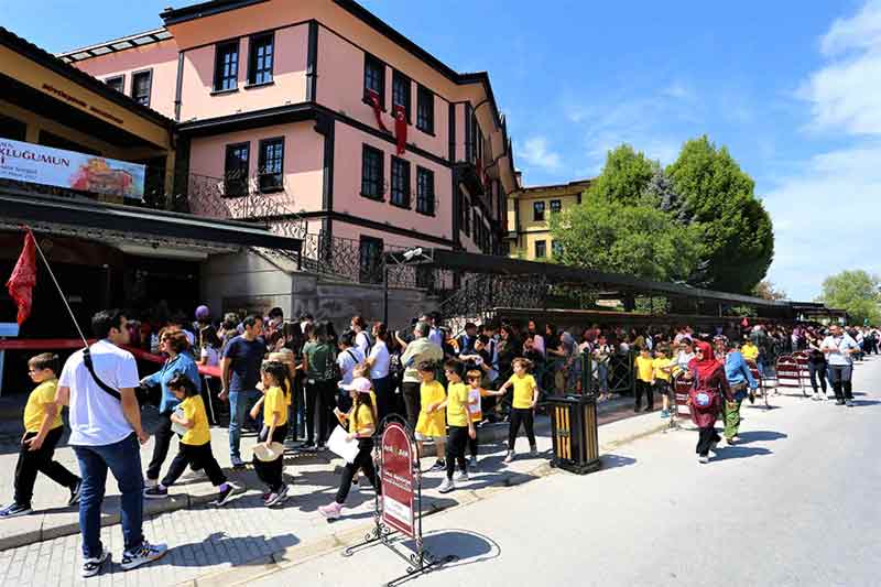 Bahar aylarındayız ve turizm sezonu açıldı. Büyük değişim yaşayan Eskişehir, oluşturduğumuz turistik merkezlerimizle hem yurt içinde hem yurt dışında artık tanınan, tercih edilen ve görülmesi gereken bir yer olarak gösteriliyor. 