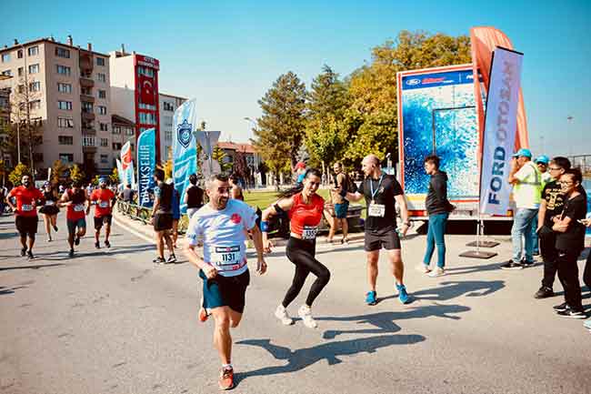 Eskişehir'in düşman işgalinden kurtuluşunun 97. yılı etkinlikleri kapsamında düzenlenen Ford Otosan Eskişehir Yarı Maratonu yapıldı.