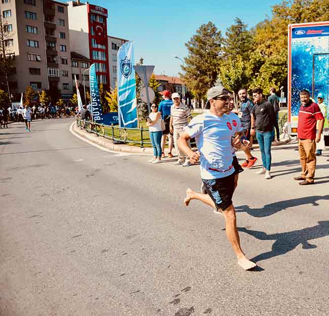 Eskişehir'in düşman işgalinden kurtuluşunun 97. yılı etkinlikleri kapsamında düzenlenen Ford Otosan Eskişehir Yarı Maratonu yapıldı.