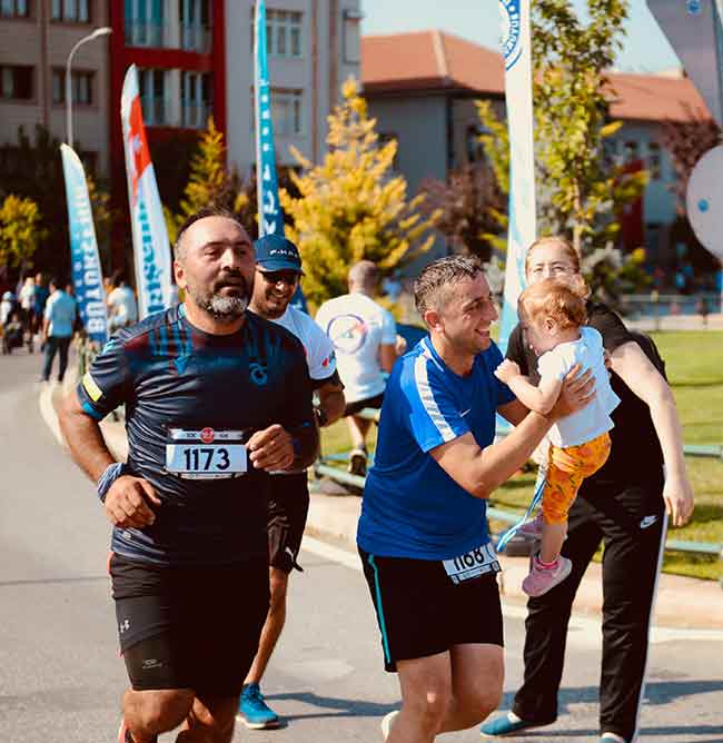 Eskişehir'in düşman işgalinden kurtuluşunun 97. yılı etkinlikleri kapsamında düzenlenen Ford Otosan Eskişehir Yarı Maratonu yapıldı.