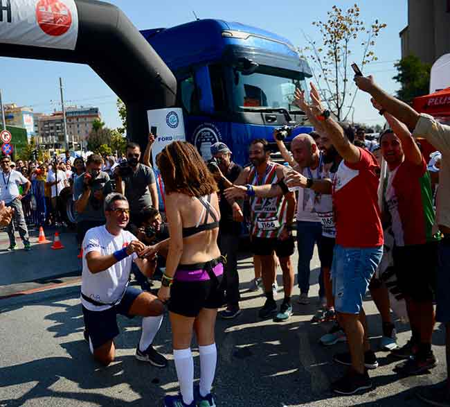 Kılıç, gazetecilere yaptığı açıklamada, maratona kız arkadaşıyla birlikte katıldıklarını belirterek, "Yarışa birlikte çok güzel başladık. Ayrıca ilişkimize de bir yarışta başlamıştık. Bu organizasyonda taçlandırdık. Bu tür koşulara her zaman devam etmeye çalışacağız. Yuvamızı bu şekilde kurmak, çocuklarımızı bu şekilde yetiştirmek istiyoruz." diye konuştu.  Ebide Gökengin ise koşuda evlilik teklif almaktan duyduğu mutluluğu dile getirdi.