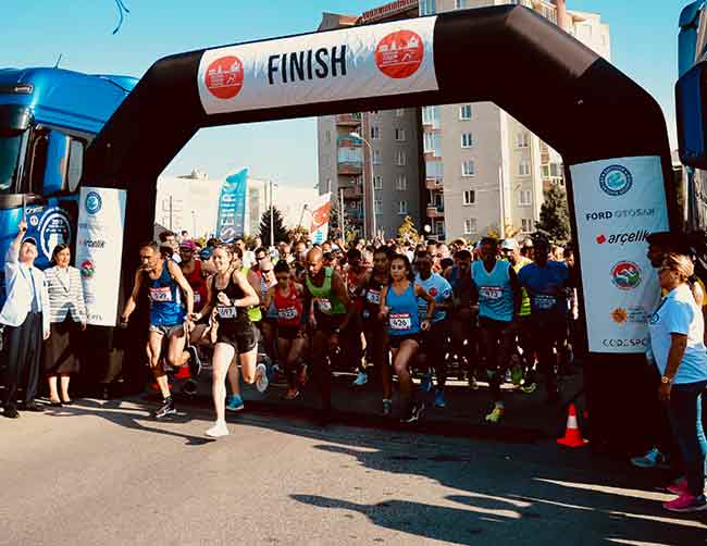 Eskişehir'in düşman işgalinden kurtuluşunun 97. yılı etkinlikleri kapsamında düzenlenen Ford Otosan Eskişehir Yarı Maratonu yapıldı.