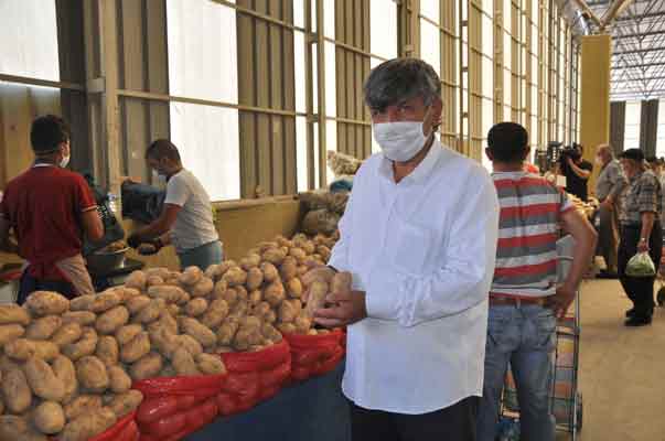 Eskişehir Tepebaşı Ziraat Odası Başkanı Süleyman Buluşan, pazarda patatesin 1 liraya satıldığını vurgulayarak, “Halkın marketlerden 3 liraya tükettiği patatesi biz 50 kuruşa bahçelerde satamıyorsak buna bir an evvel bir çözüm bulmamız lazım. Biz bu üretimden vazgeçmek zorunda kalacağız” dedi. (Haber: Hilal Köver)