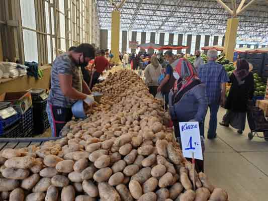 Eskişehir Tepebaşı Ziraat Odası Başkanı Süleyman Buluşan, pazarda patatesin 1 liraya satıldığını vurgulayarak, “Halkın marketlerden 3 liraya tükettiği patatesi biz 50 kuruşa bahçelerde satamıyorsak buna bir an evvel bir çözüm bulmamız lazım. Biz bu üretimden vazgeçmek zorunda kalacağız” dedi. (Haber: Hilal Köver)