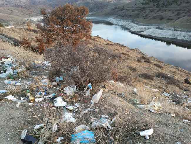 Karaca şunları söyledi: Bu durumdan utanç duyuyorum, insanlar bu güzel manzaranın tadını çıkartırken neden bir poşete artıklarını toplamazlar anlamam.