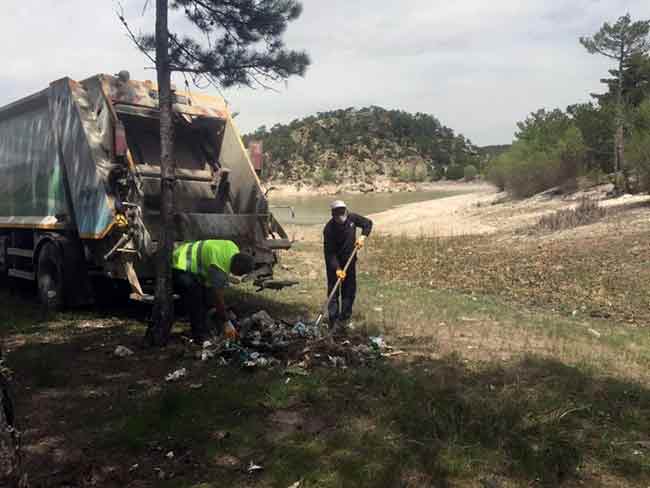 Bölgede orman yangınları ile mücadelede görevli olan 8 işçi mıntıka temizliği yaptı. 10 dönümlük bir alanı temizleyen işçiler bir çöp kamyonu dolusu atık ve geri dönüşüm malzemesi topladı.