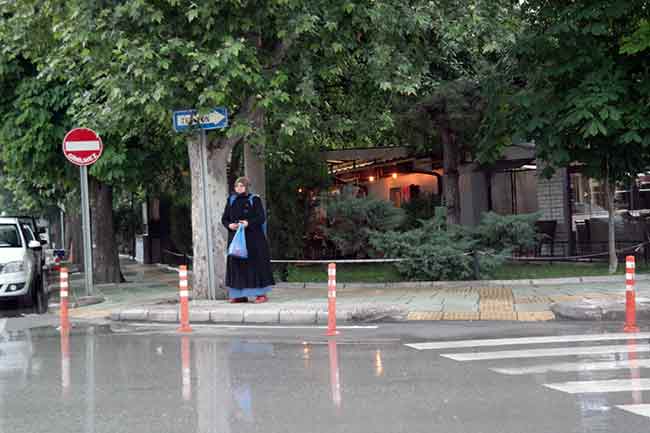 Kentin bazı noktalarında yağmurdan kaynaklı su birikintileri oluşması araç ve yaya trafiğini olumsuz etkiledi.