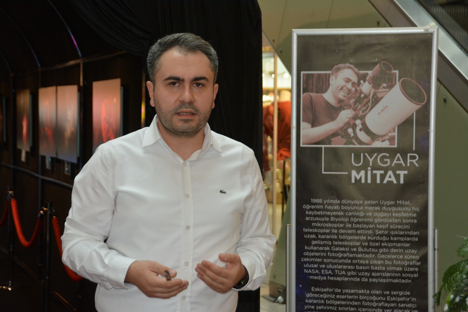 Profesyonel olarak bir firmada satış müdürü olduğunu ve fotoğrafçılığa hobi olarak başladığını belirten Mitat, “Uzun zamandır Eskişehir’de yaşıyorum. Fotoğrafçılık serüveni bende bir tutkuya dönüştü. Biyoloji öğrenimi gördüm. Doğayla çok fazla kamp yaptım. Tüm bunları birleştirince hayatıma astrofotoğrafçılık terimi girdi. Şu an Türkiye’nin çeşitli karanlık yerlerinde kamplar kurarak, özel ekipmanlarla uzayın derinliklerini fotoğraflıyorum. Fotoğrafların birçoğu Eskişehir topraklarında çekildi. Eskişehir’deki ilk kişisel sergim. Bu yüzden çok heyecanlıyım” açıklamasını yaptı. 