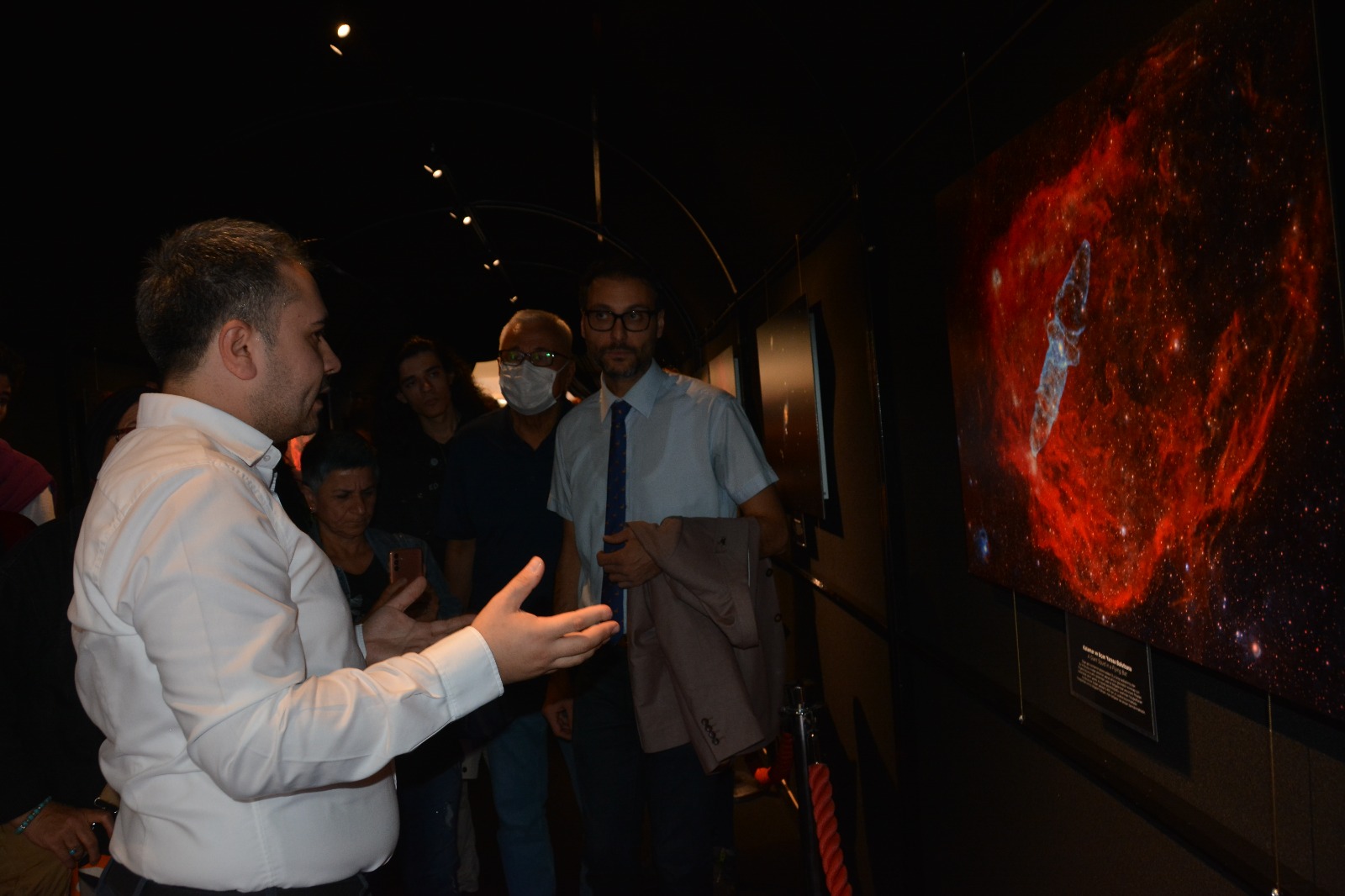 Uzay Fotoğrafçısı Uygar Mitat’ın Eskişehir’deki ilk kişisel sergisi olan “Uzay Tüneli” fotoğraf ve uzay tutkunlarıyla buluştu.  ESTV’ye sergi hakkında bilgi veren Mitat, “Uzayı ne kadar fazla kişiyle tanıştırabilirsek o kadar iyi. Çünkü benim hayatımı değiştirdi. Benim için bir terapiye dönüştü” dedi.

Haber: M. Anıl Aksoy 