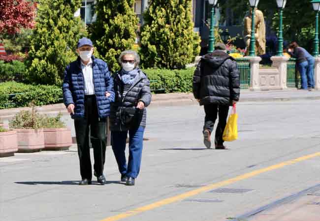 Eskişehir'de yeni tip koronavirüs (Kovid-19) salgını kapsamında alınan önlemler nedeniyle sokağa çıkmaları kısıtlanan 65 yaş üzeri vatandaşlar uygulama kapsamında ilk defa sokağa çıktı.