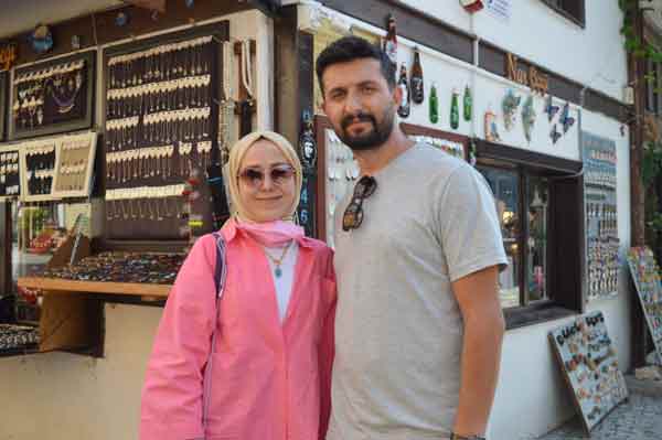 ...Pandemi döneminde çok bunalmıştık zaten. Bir değişiklik istedik ve tekrardan gezdiğimiz güzel Eskişehir’e geri dönüş yaptık. Benim öğrencilik yıllarım 2006’da başladı burada. Şu an daha güzel daha canlı ve daha çok insanlara hitap ediyor. Herkese de öneriyorum burayı” diye konuştu.