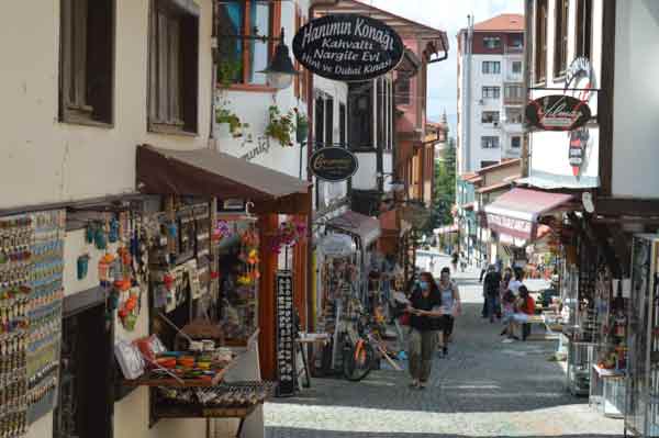 İstanbul’dan gelen Ekrem Yılmaz ise, “Yasaklardan dolayı uzun süredir bekliyorduk. Açıldıktan sonrası Eskişehir’in güzel mekânlarına geldik. Geziyoruz. Çok da güzel, beğendik...