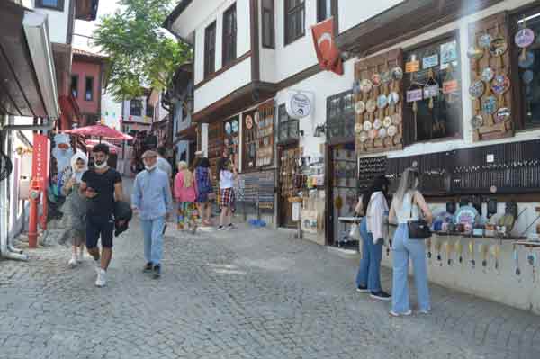 16 yıldır bölgede esnaf olarak bulunan Melih Cengiz ise, “16 yıldır buradayım. İşletmecilik yapıyorum. Pandemiden dolayı çok etkilenmişti işler. Eskiden gelen çok fazla insanımız olurdu normalde. Şu anda pek fazla yok. Ama 1 Temmuz itibariyle gezen insanlarımız, turistlerimiz gelmeye başladı. Bundan sonra bayramla beraber daha fazla hareketleneceği düşünüyoruz. Şu anda yavaş yavaş bir hareketlenme var. Tabii pandemiden ötürü yoktu daha öncesinde. Şu anda daha iyi durumlar” şeklinde konuştu.