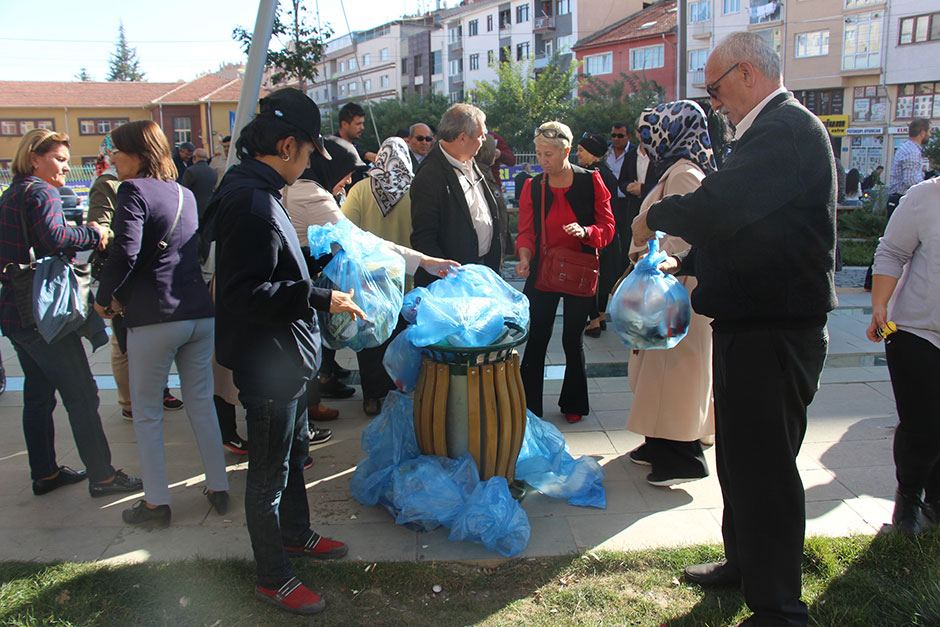 Eskişehir’de, vatandaşlar çevrede bırakılan çöplerden dolayı toplanarak, duruma tepki gösterdi.