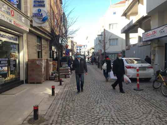 Uyarı levhalarına rağmen gün boyu araçlar tarafından kapatılan yol kenarlarından cepler, amacı dışında kullanılıyor.