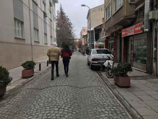 Bazı sokak başlarında ise ulaşımı kısmen aksatacak araç parkları gün boyu devam ediyor. Sokak aralarındaki bazı otoparklar kaldırımı işgal edecek şekilde arabaları koyunca yayalar da mecburen yoldan yürümek zorunda kalıyor. Vatandaşların yaya ulaşımını sağlamak için yapılan kaldırımların tamamen veya kısmen işgali sorunu çözüm bekliyor.