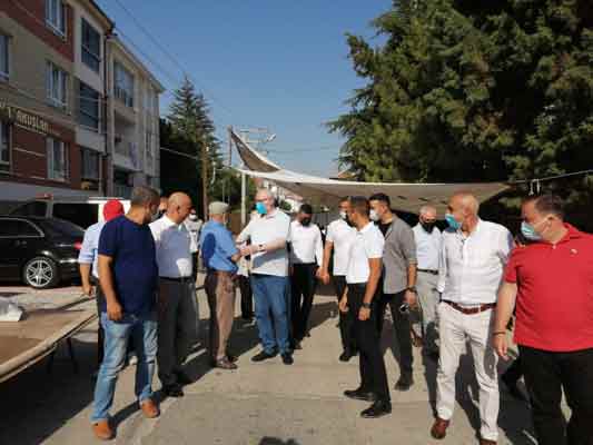 Tezgah açılmasını istemeyen bazı pazarcı esnafı ise, Hızırer Sokak’a gelerek, tezgah açan esnafa tepki gösterdi. Olay yerinde bulunan polis ekipleri, gerginlik yaratan kişileri pazar yerinden uzaklaştırdı. 