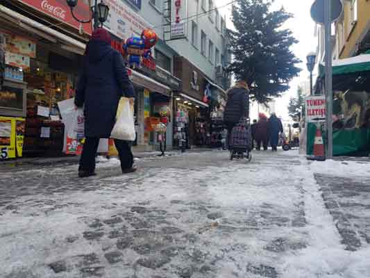 Vatandaşlar, Kuyumcular çarşısında bulunan fayans kaplı ara yollarda düşmekten zor kurtulurken...