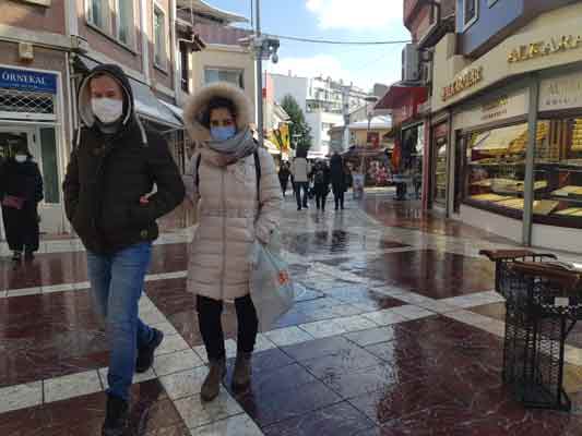  Eylül Caddesi kenarında oluşan buzlanmaya dikkat etmeyenler ya düştü ya da düşme tehlikesi yaşadı.