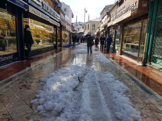 Elleri ceplerinde veya telefonlarını kullanarak yürürken kayarak düşenler yaralanma tehlikesi atlattı.