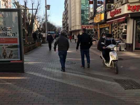 O yolu kullanan vatandaşlar, sıkı tedbirlerin alınması konusunda yetkililere çağrıda bulundu. 