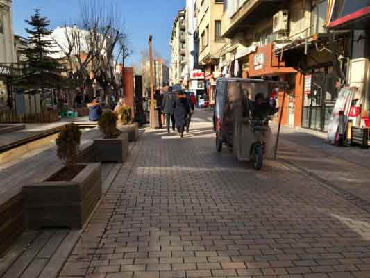  İki tekerlekli araçları kullananlar ile vatandaşlar arasında ise kısa sürede tartışmaların yaşandığı çevre esnaftan öğrenildi.