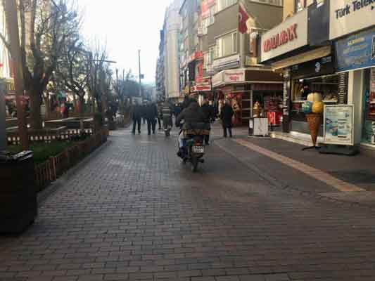 Eskişehir’de vatandaşların yoğun olarak kullandığı yaya yollarından hızlıca ilerleyen motosikletler büyük tehdit oluşturuyor.