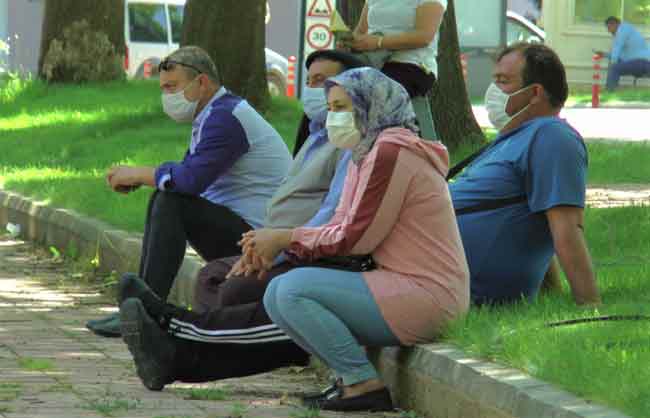 Ali Gözütok isimli veli ise, "Zorunlu bir sınav artık yapacak bir şey yok. Gereken önlemler alındıktan sonra bir sıkıntı olacağını zannetmiyorum. Bugünlerde vakalar da arttı inşallah hayırlısı olur. Sınava hazırlanışında eğitim pek olmadı. Televizyonlarda bir eğitim oldu...