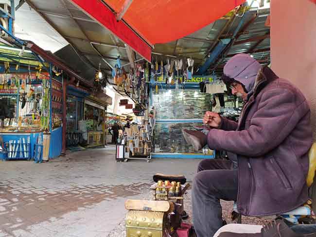 İçişleri Bakanlığı’nın yayınladığı genelgedeki kapalı olması gereken işletmelerin dışında yer alan bazı esnaflar ve seyyar satıcılar, ya müşterisiz kaldı ya da iş yerlerini kapattı.