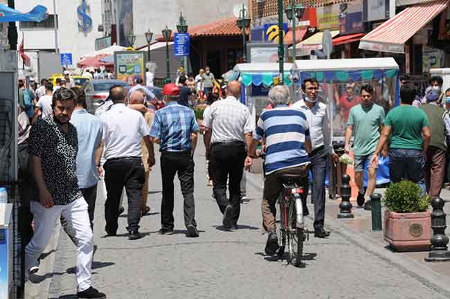 Eskişehir'de Korona virüs (Covid-19) salgınıyla ilgili devam eden kontrollü sosyal hayat sürecinde maske kullanımında gözle görülür bir yaygınlık sağlanırken, birçok bölgede sosyal mesafe kuralları hiçe sayılmaya devam ediliyor.