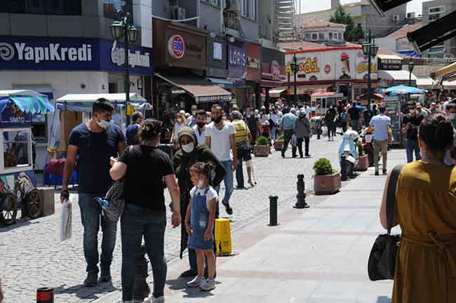 Eskişehir'de Korona virüs (Covid-19) salgınıyla ilgili devam eden kontrollü sosyal hayat sürecinde maske kullanımında gözle görülür bir yaygınlık sağlanırken, birçok bölgede sosyal mesafe kuralları hiçe sayılmaya devam ediliyor.