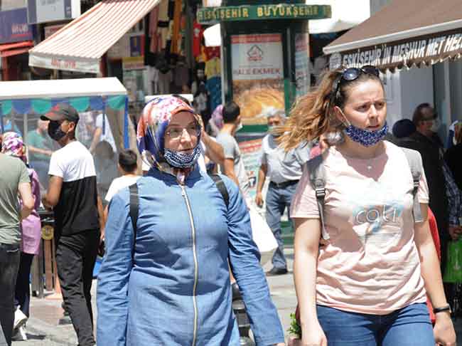 Eskişehir'de Korona virüs (Covid-19) salgınıyla ilgili devam eden kontrollü sosyal hayat sürecinde maske kullanımında gözle görülür bir yaygınlık sağlanırken, birçok bölgede sosyal mesafe kuralları hiçe sayılmaya devam ediliyor.